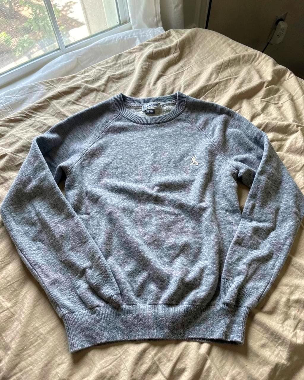 Telefoonfoto van een grijze sweater
